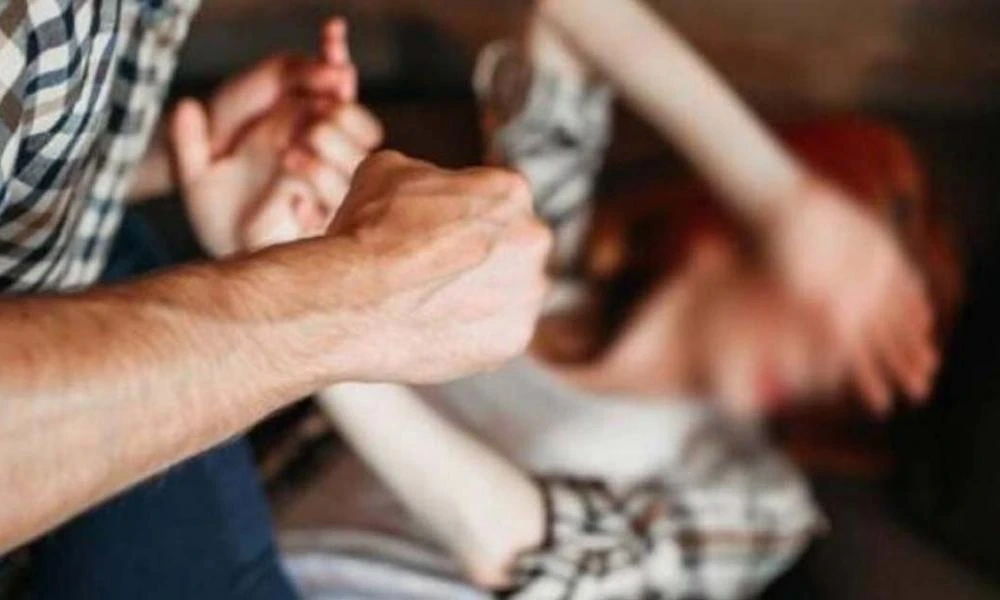 Οργή στη Χαλκίδα: Πατέρας ξυλοκόπησε την ανήλικη κόρη του και την έστειλε στο νοσοκομείο